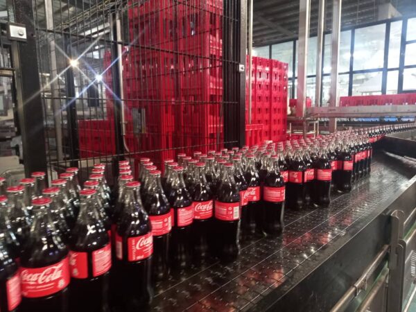 Des diplomates américains dans l’usine de fabrication des produits Coca Cola au Gabon