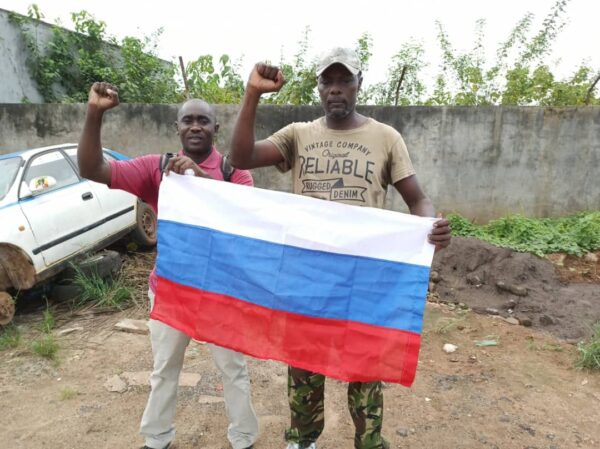 Incarcéré suite à la marche contre l’arrivée d’Emmanuel Macron au Gabon, l’activiste Peter Brady Akewa enfin libre 