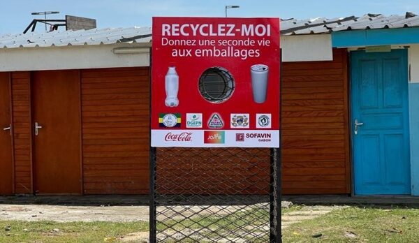Recyclage : des nouvelles cages de collecte de bouteilles plastiques à Libreville
