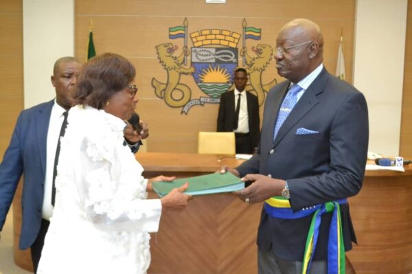 Gabon : Le général Ibrahim Rapontchombo prend ses fonctions à l’hôtel de ville