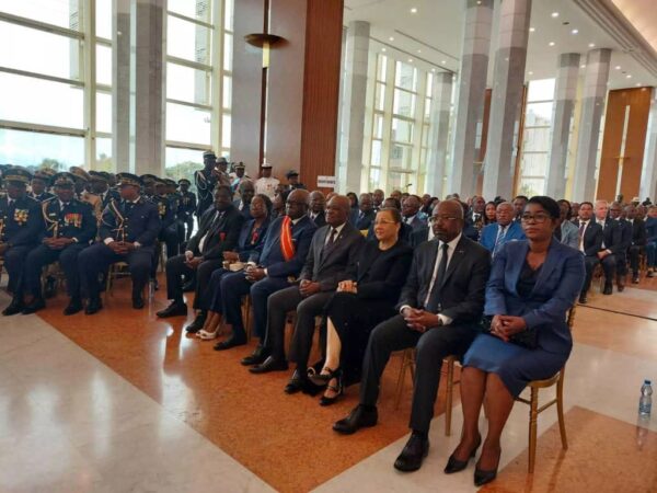 Gabon : Ossouka Raponda, Bilie By Nze et plusieurs membres du gouvernement déchu étaient au Palais Rénovation