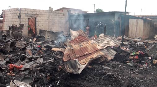 Port-Gentil : le député Otandault console les familles victimes d’un gigantesque incendie