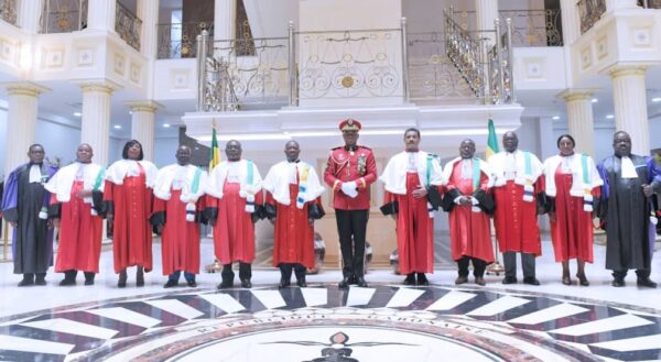 Première photo officielle des membres de la Cour constitutionnelle post M.M. Mborantsuo