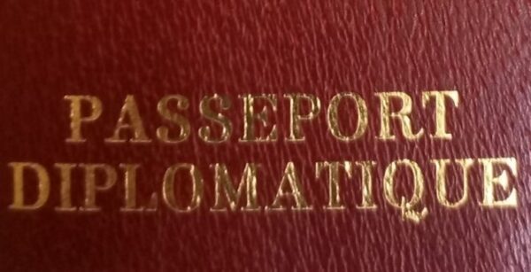 Les anciens du régime déchu sommés de rendre leurs passeports diplomatiques