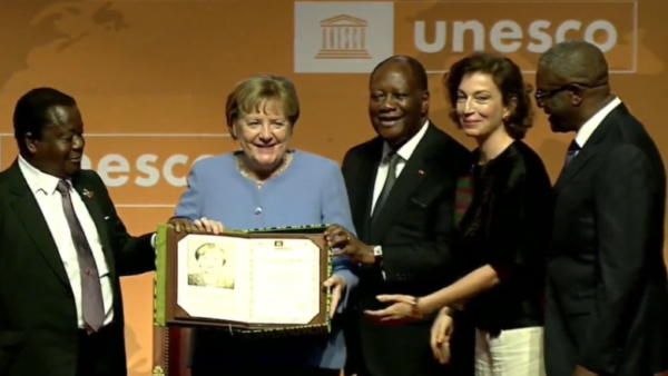 Angela Merkel reçoit le Prix FHB Unesco pour la paix