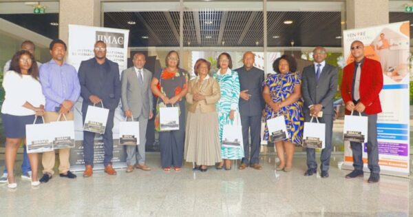 Dix médiateurs d’affaires reçoivent des certificats de l’IIMAC