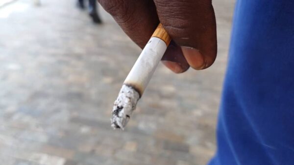Mays Mouissi accusé d’encourager le tabagisme au Gabon