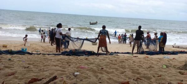 La pêche suspendue dans l’Estuaire du Komo suite à la mort suspecte des poissons